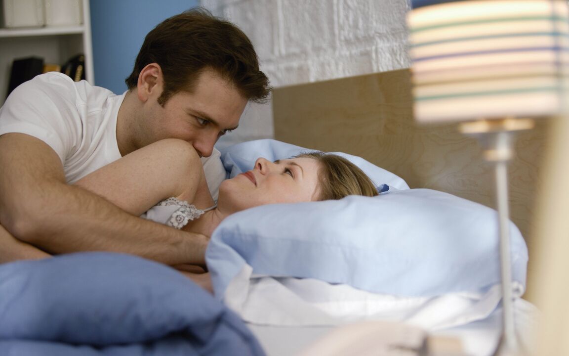 ženska v postelji z moškim, ki si je povečal penis